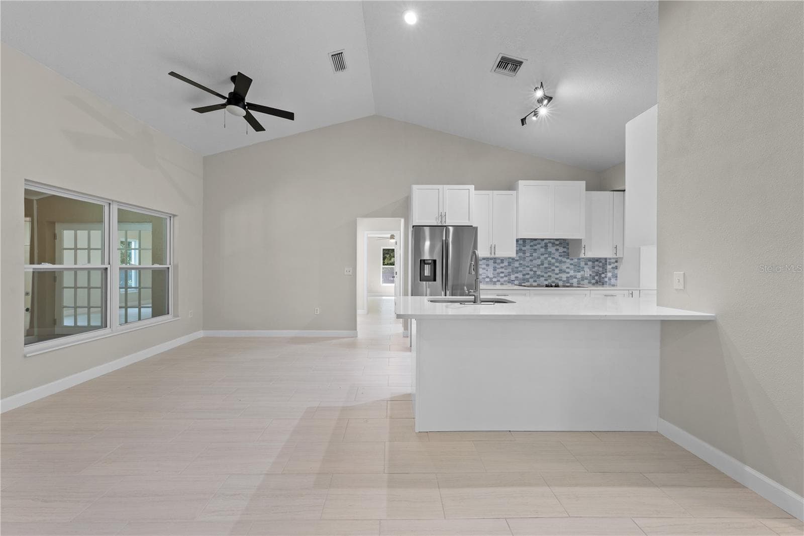 2082 CAMELOT BOULEVARD — photo 14 of 86