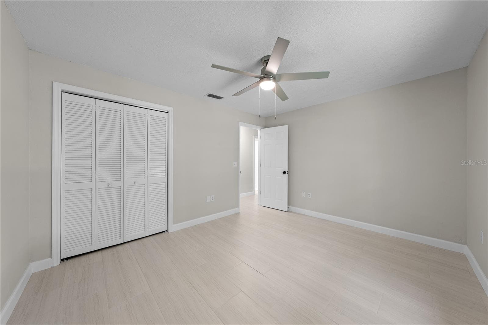2082 CAMELOT BOULEVARD — photo 31 of 86