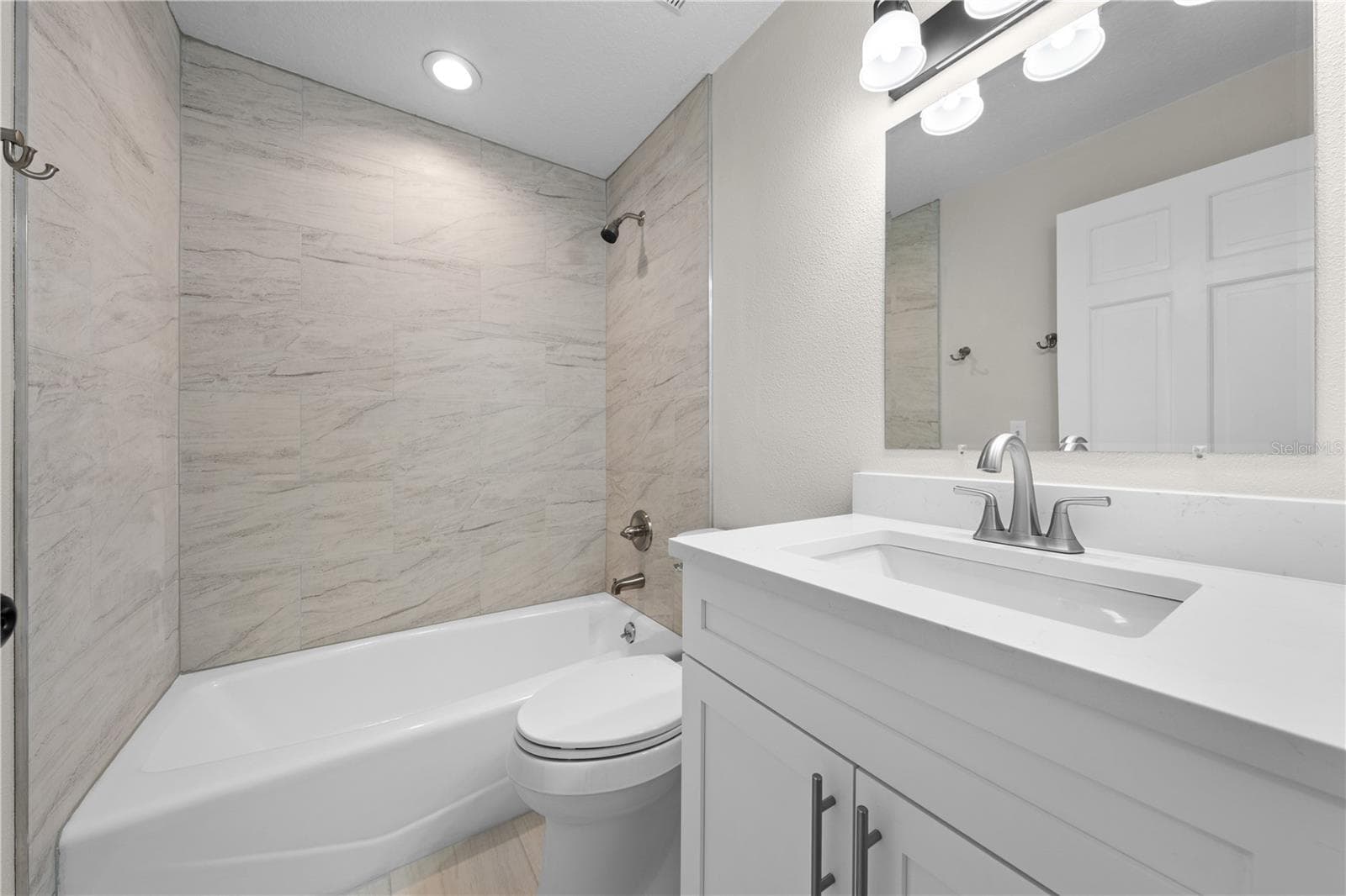 2082 CAMELOT BOULEVARD — photo 36 of 86
