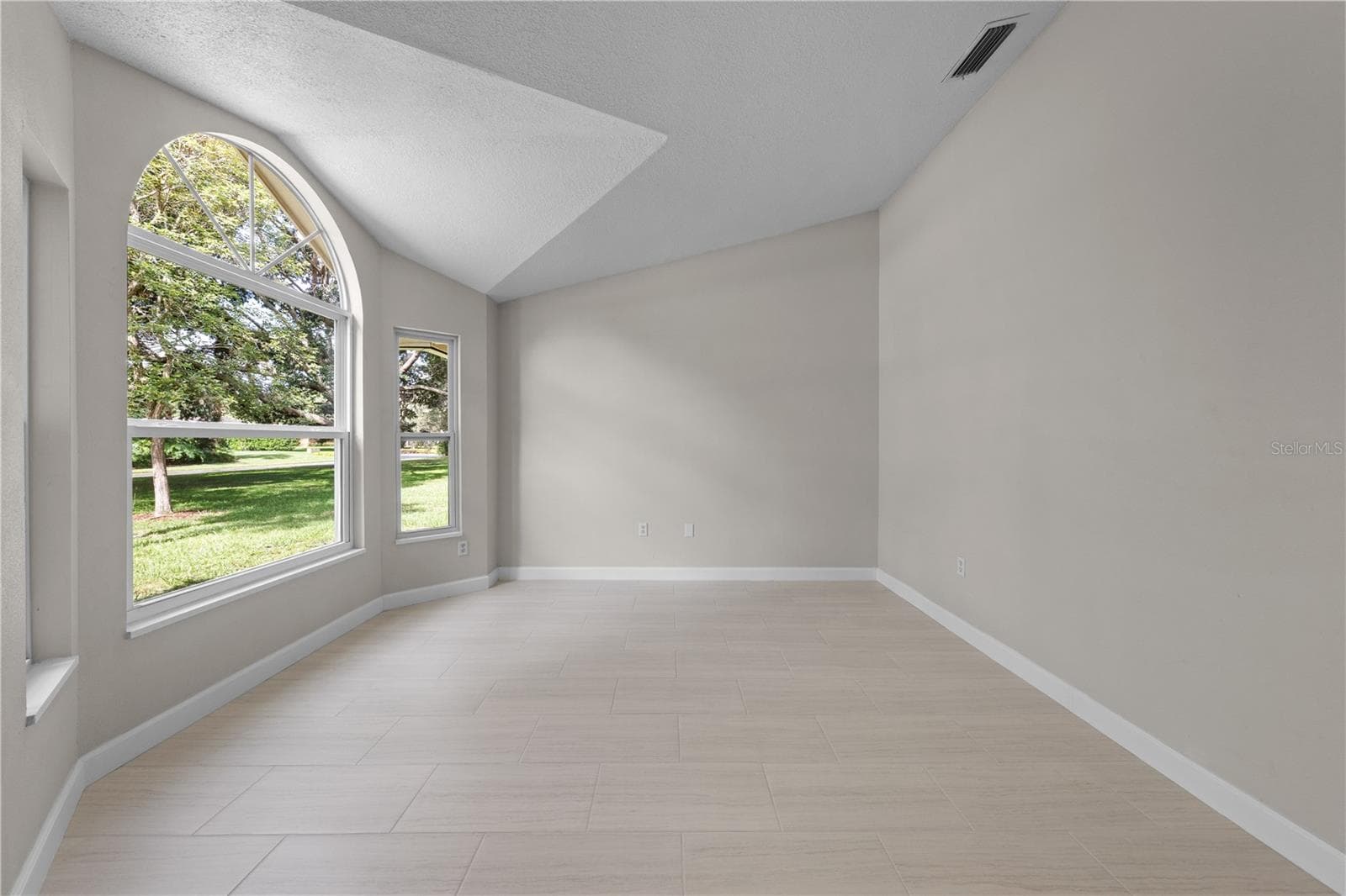 2082 CAMELOT BOULEVARD — photo 8 of 86