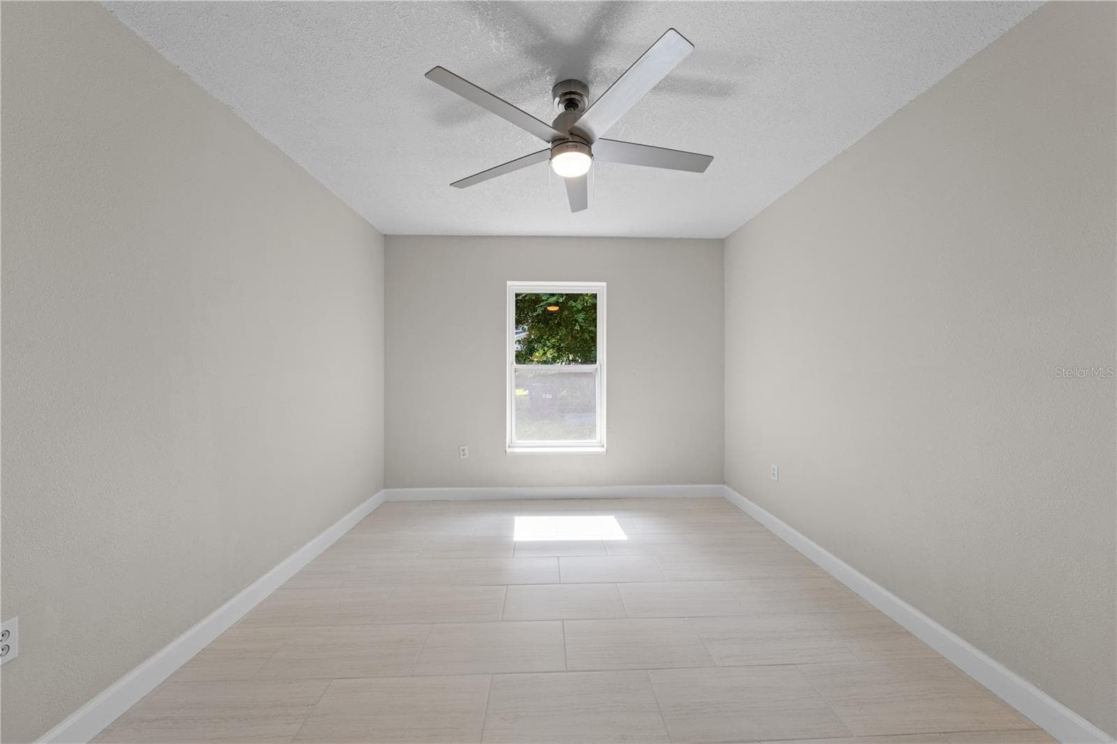 2082 CAMELOT BOULEVARD — photo 37 of 86