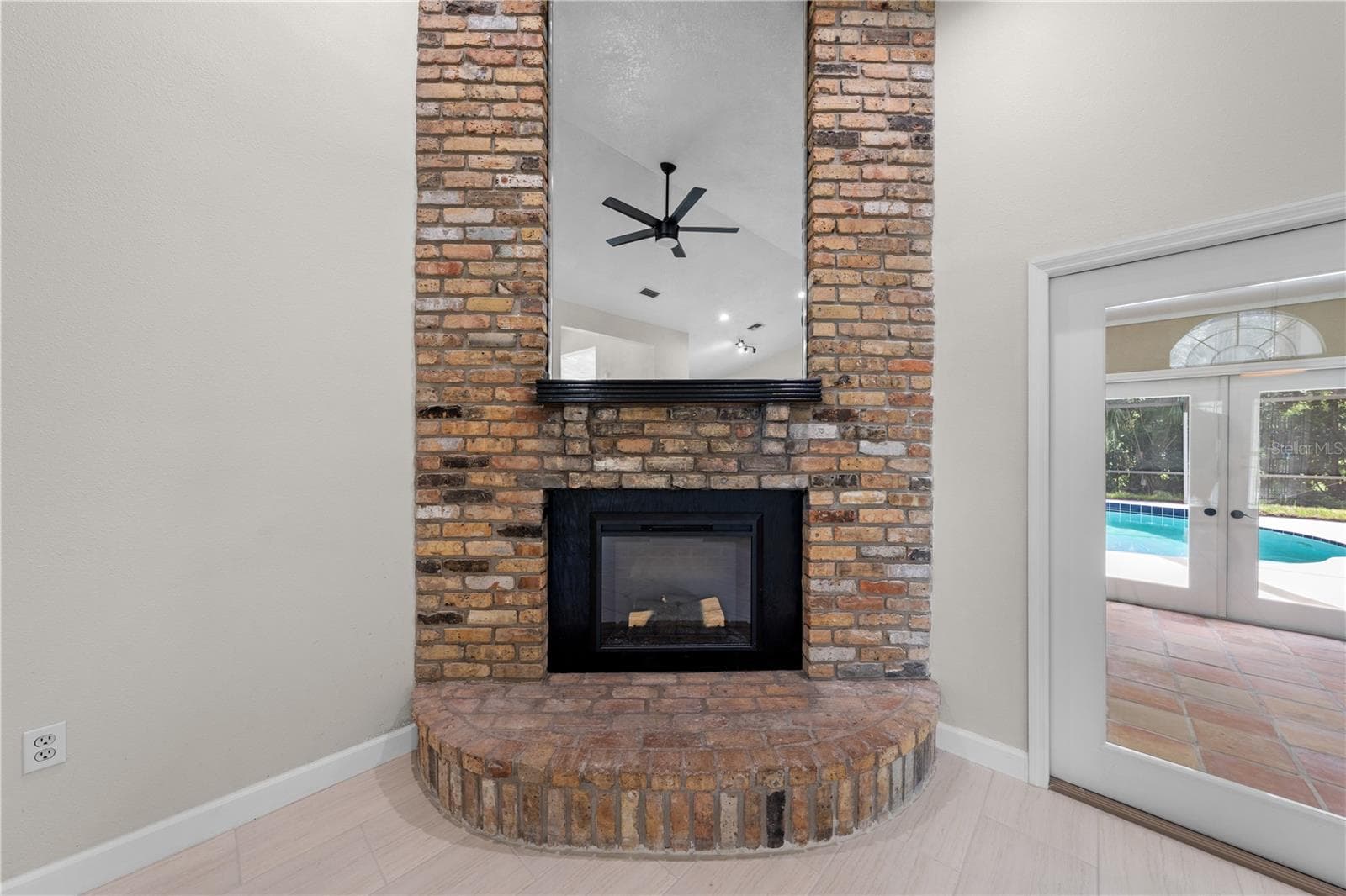 2082 CAMELOT BOULEVARD — photo 12 of 86