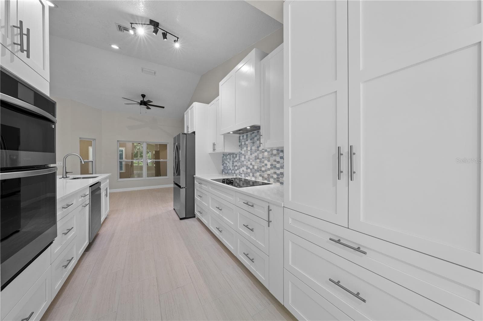 2082 CAMELOT BOULEVARD — photo 20 of 86