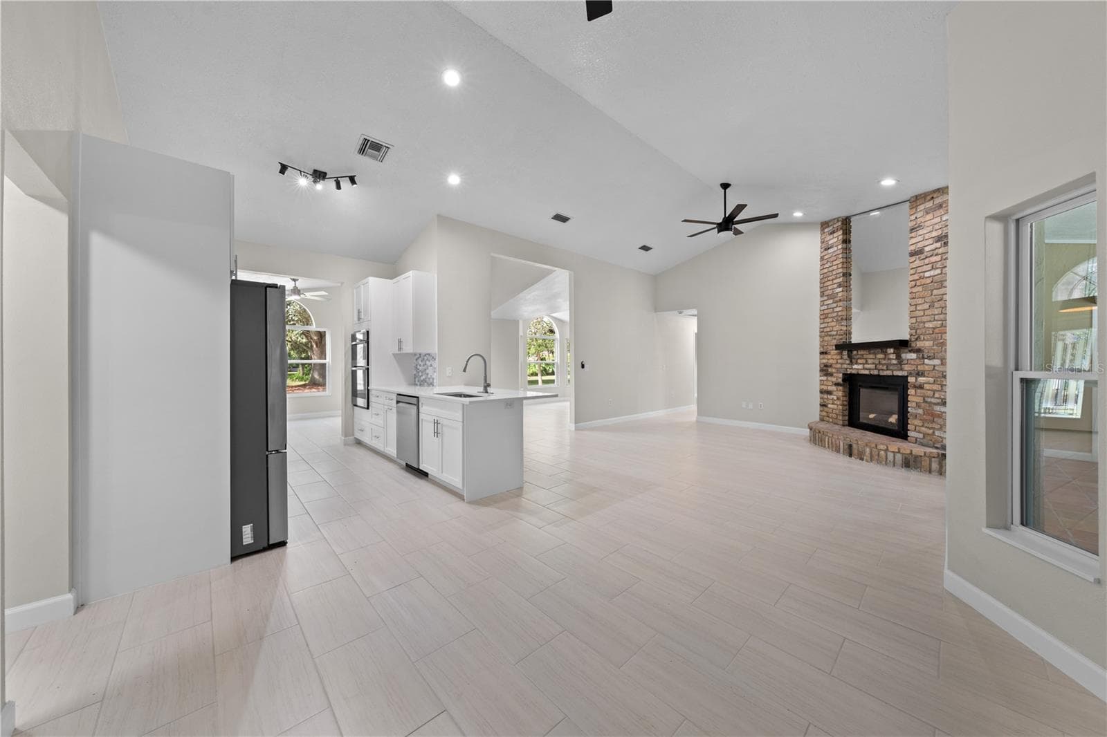 2082 CAMELOT BOULEVARD — photo 13 of 86