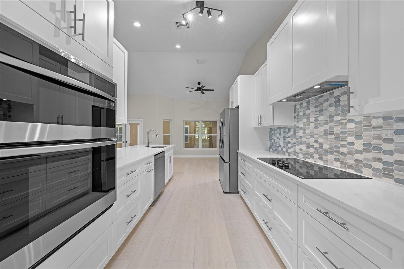 2082 CAMELOT BOULEVARD — photo 15 of 86