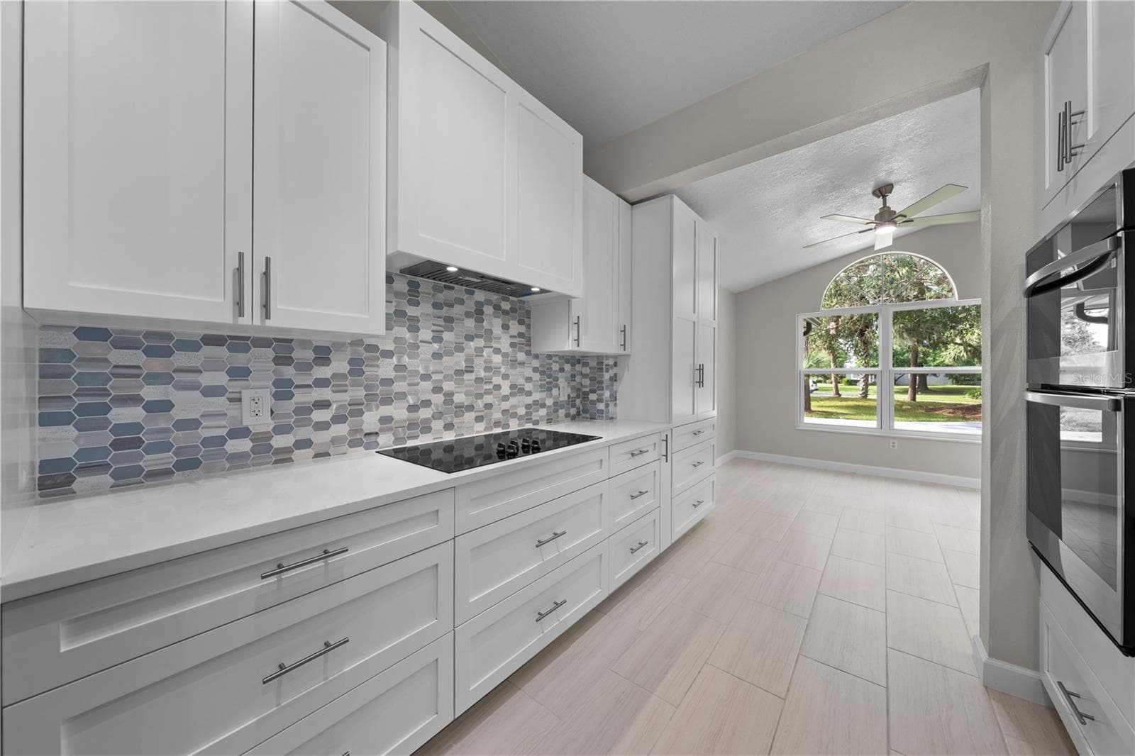2082 CAMELOT BOULEVARD — photo 19 of 86