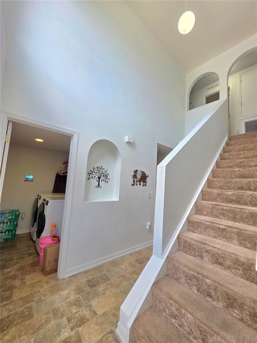 9055 PEMBERTON STREET — photo 3 of 33