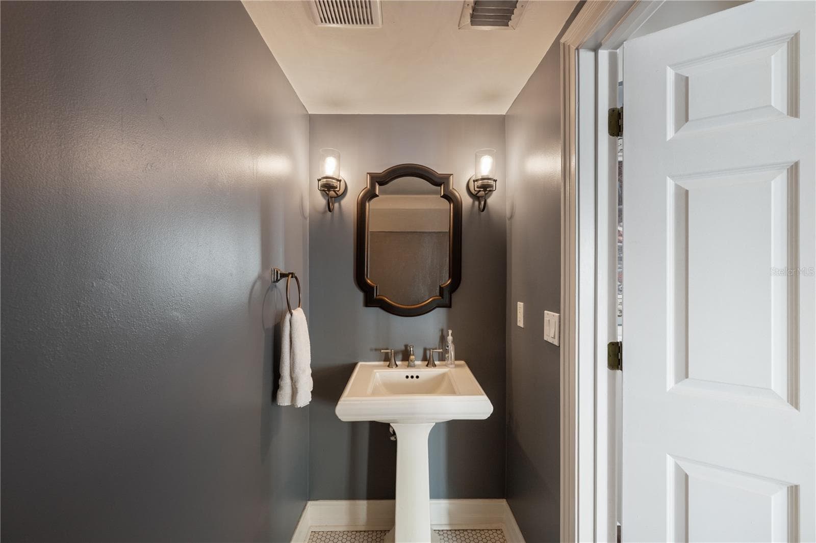 2293 OSPREY AVENUE — photo 12 of 45
