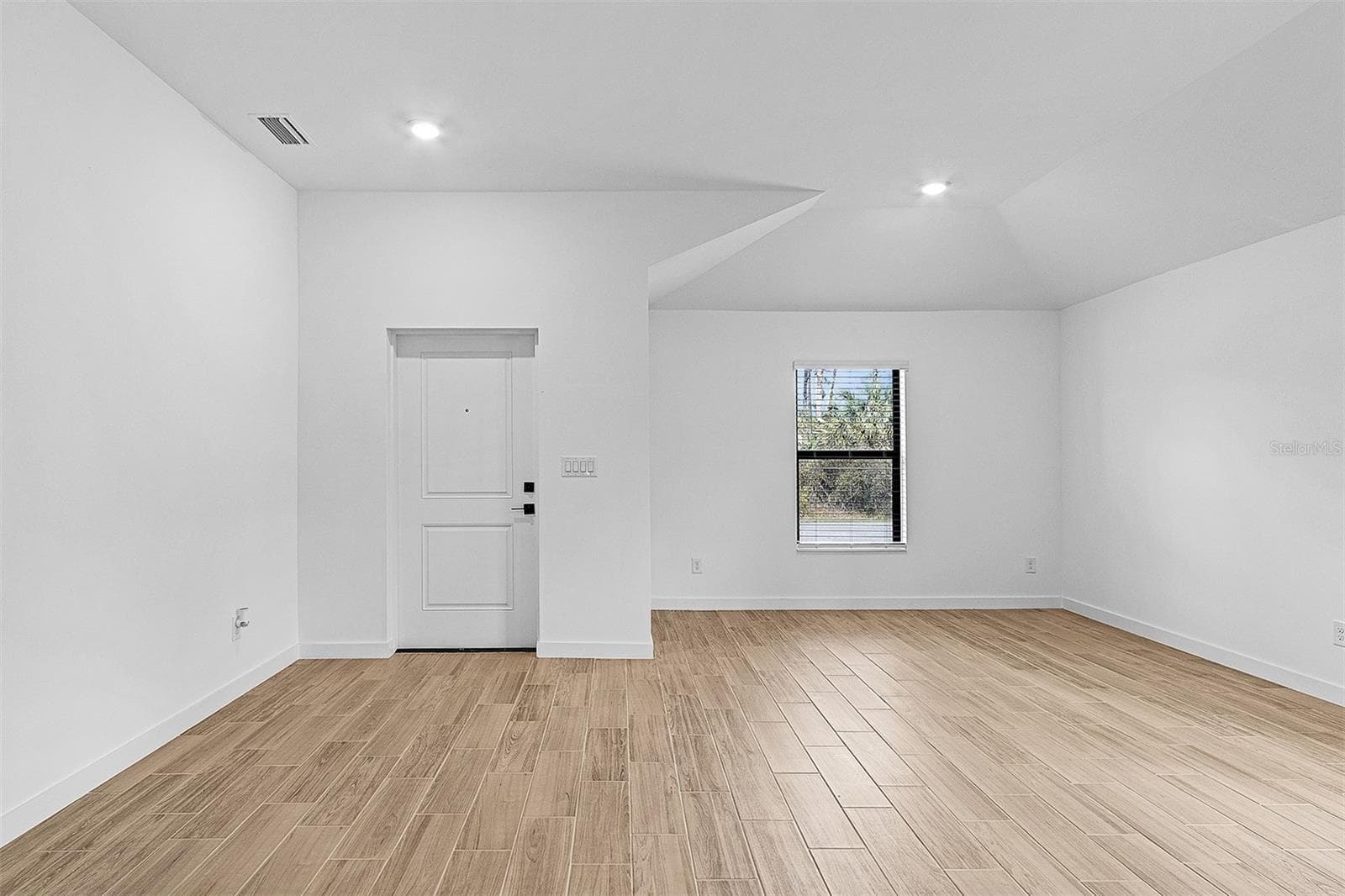 4081 LONGWELL LANE — photo 4 of 20
