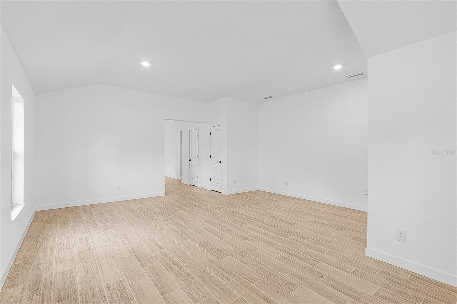 4081 LONGWELL LANE — photo 6 of 20