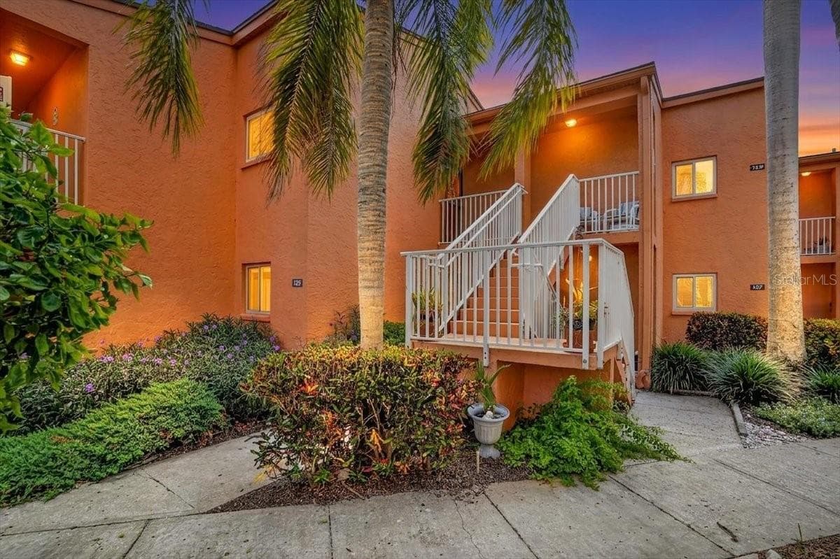 7400 SUNSHINE SKYWAY LANE — photo 3 of 51