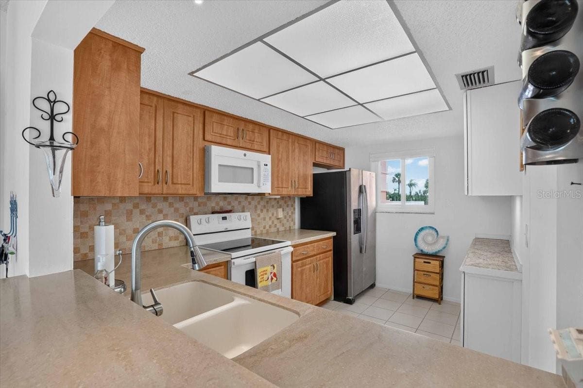 7400 SUNSHINE SKYWAY LANE — photo 18 of 51