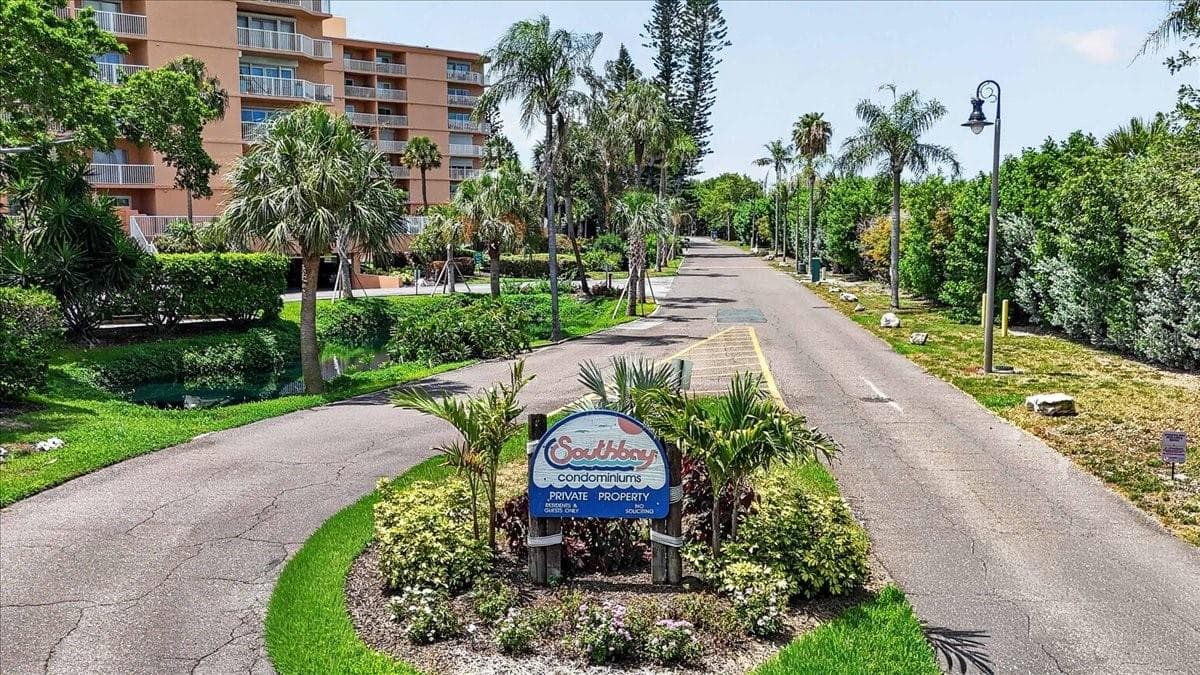 7400 SUNSHINE SKYWAY LANE — photo 1 of 51