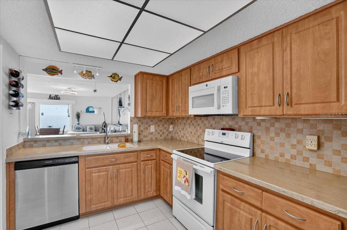 7400 SUNSHINE SKYWAY LANE — photo 19 of 51