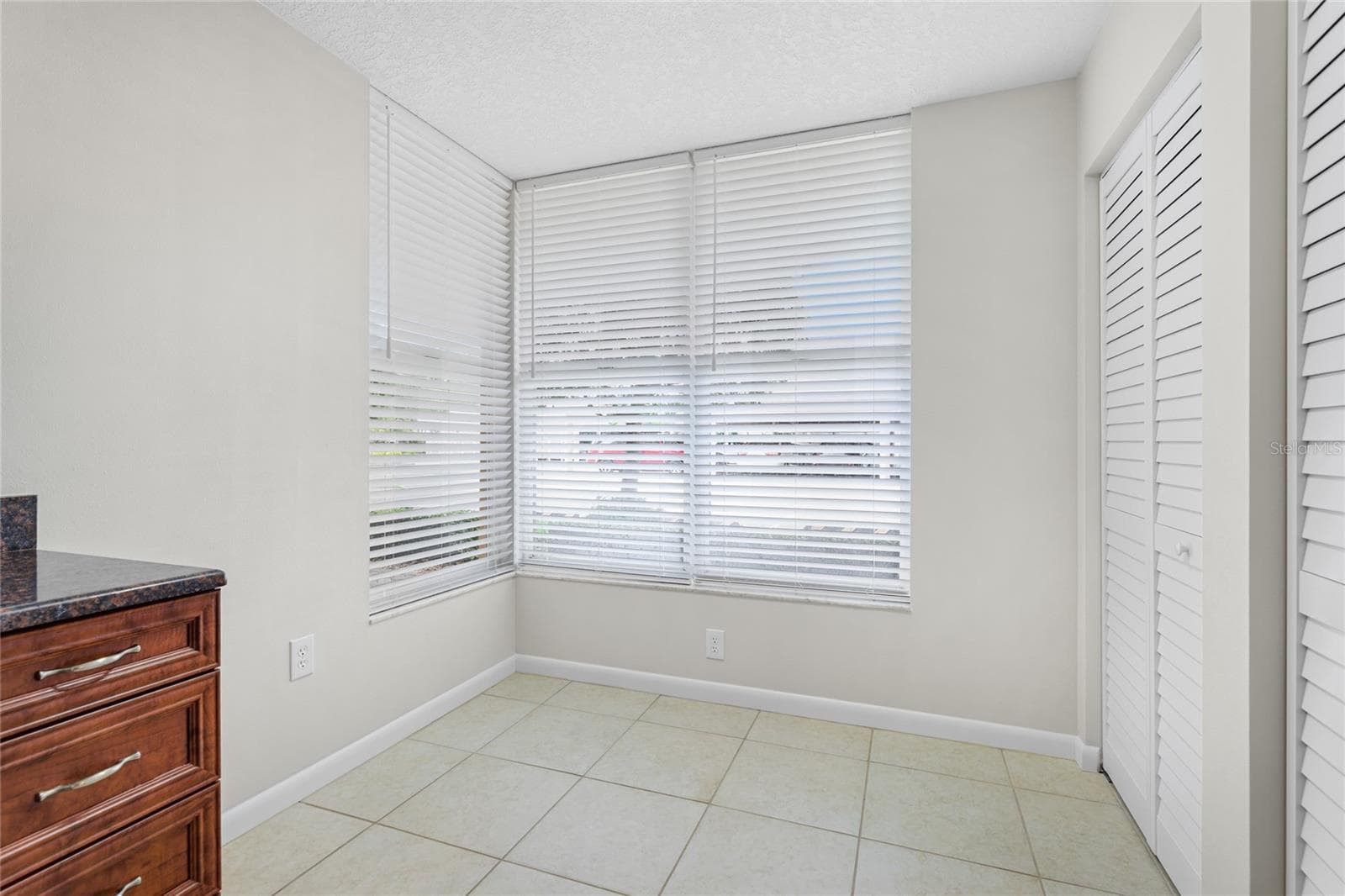 4550 PINEBROOK CIRCLE — photo 10 of 37