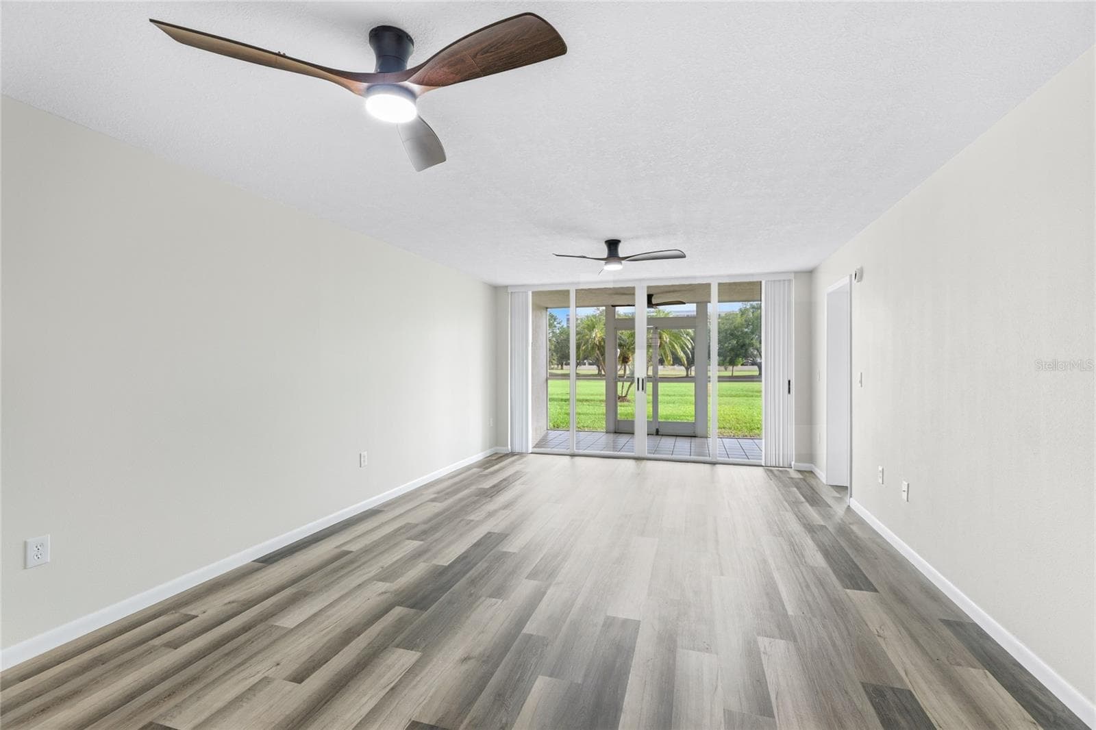 4550 PINEBROOK CIRCLE — photo 5 of 37
