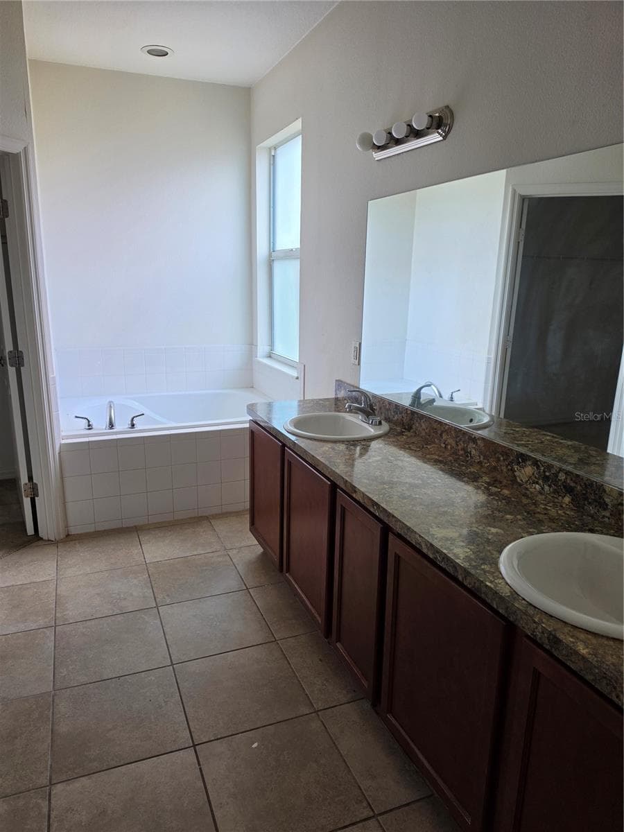 100 HIGHLAND MEADOWS STREET — photo 9 of 19