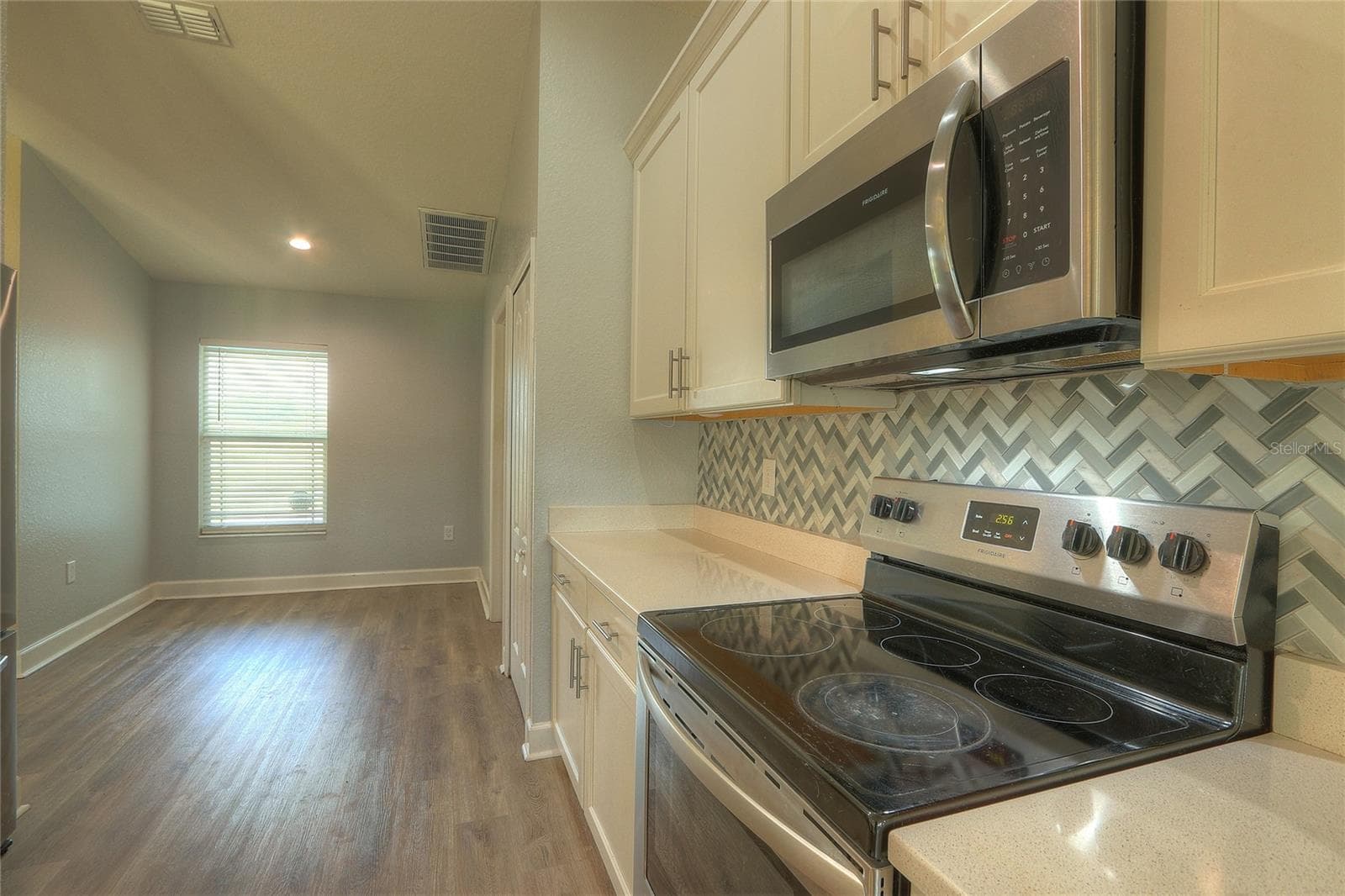 110 PLUM AVENUE — photo 6 of 42