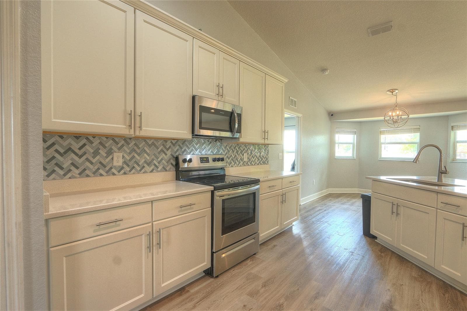 110 PLUM AVENUE — photo 7 of 42