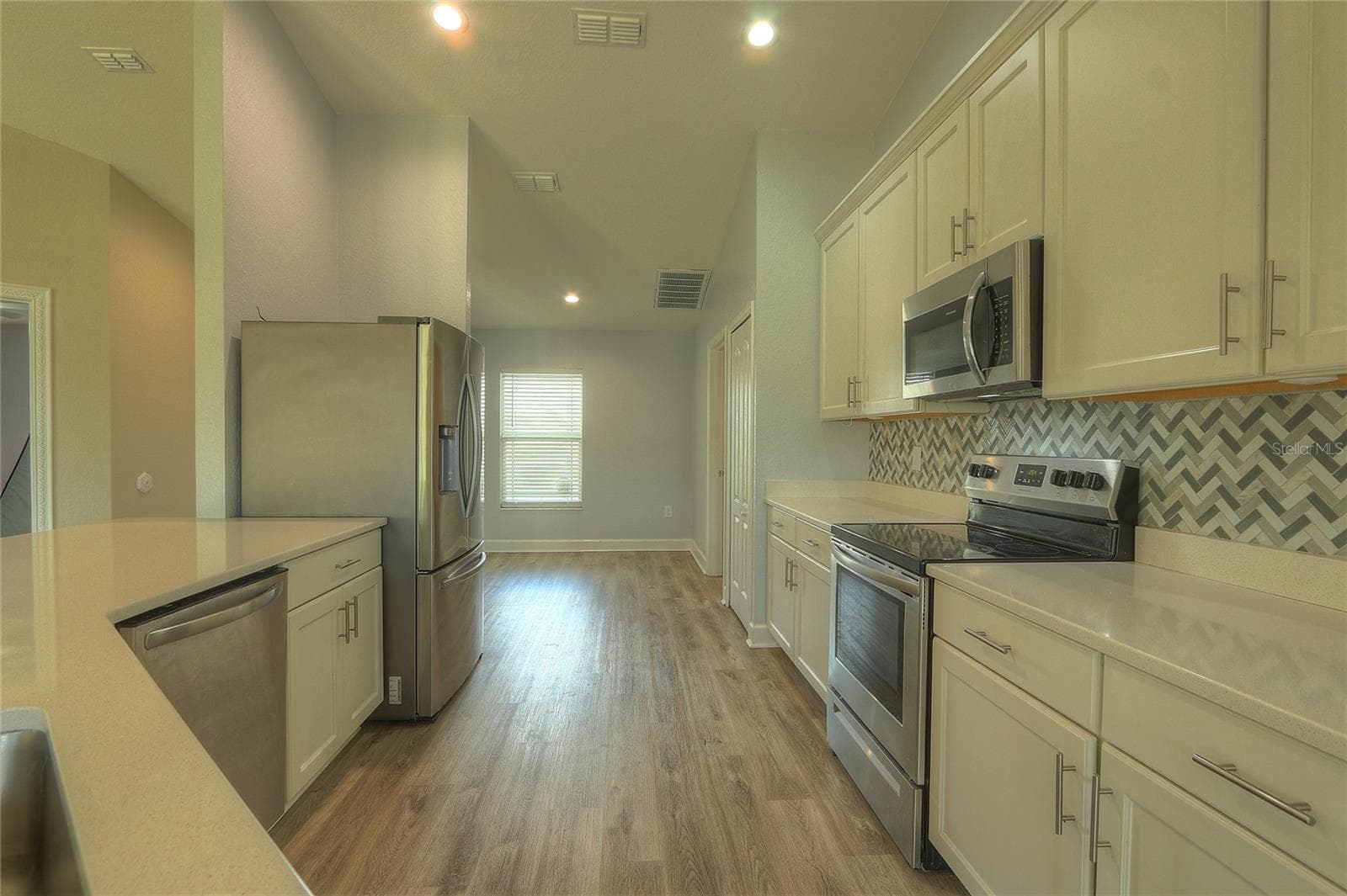 110 PLUM AVENUE — photo 4 of 42