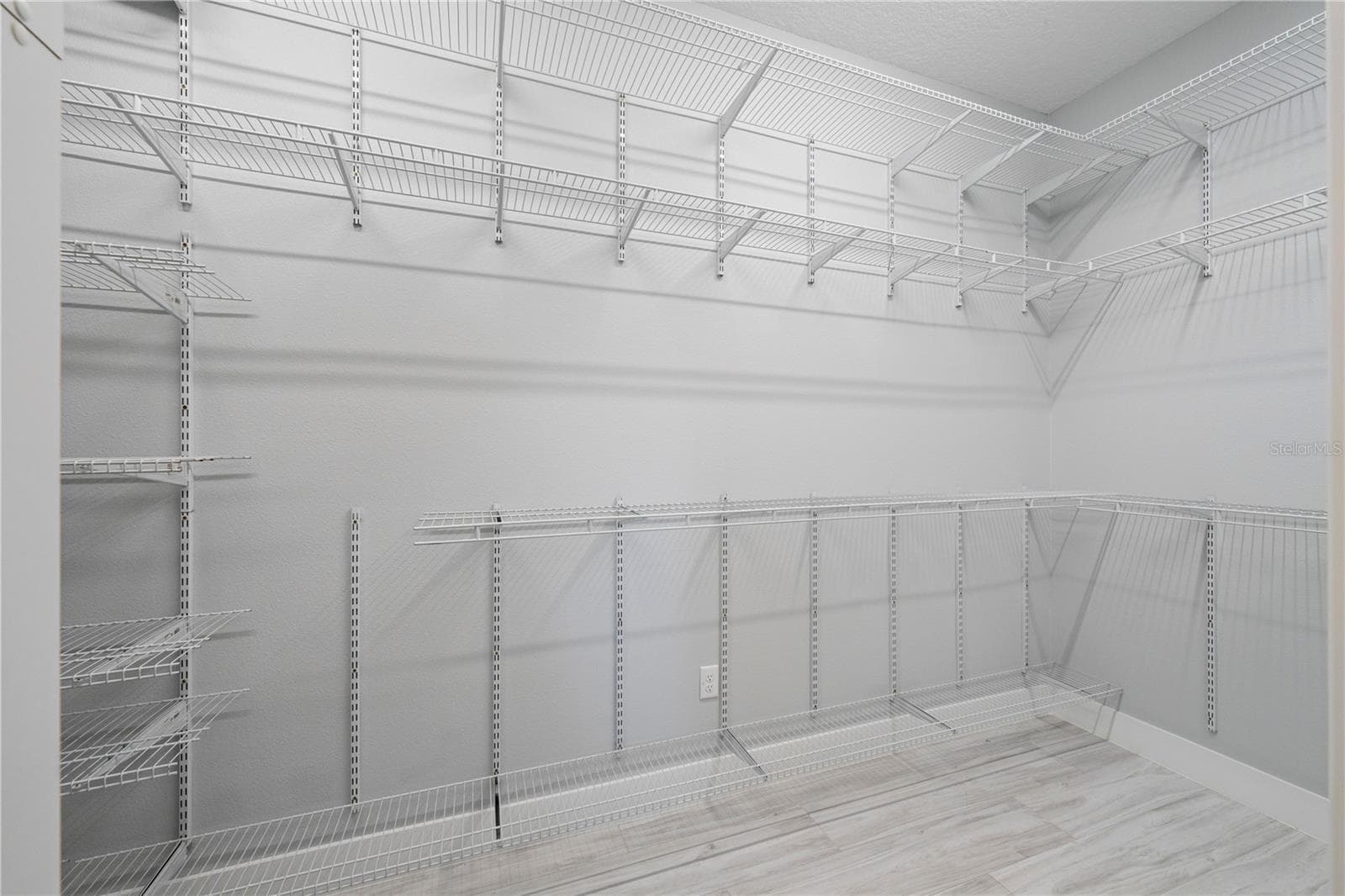 4931 DORA DRIVE — photo 40 of 98