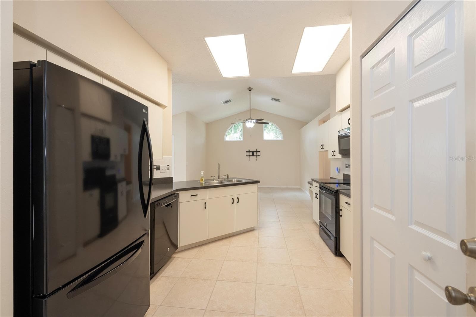 2972 ROBINWOOD LANE — photo 8 of 38