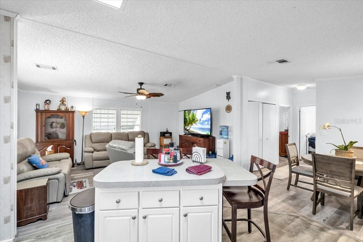 6801 BERNADEAN BOULEVARD — photo 12 of 43