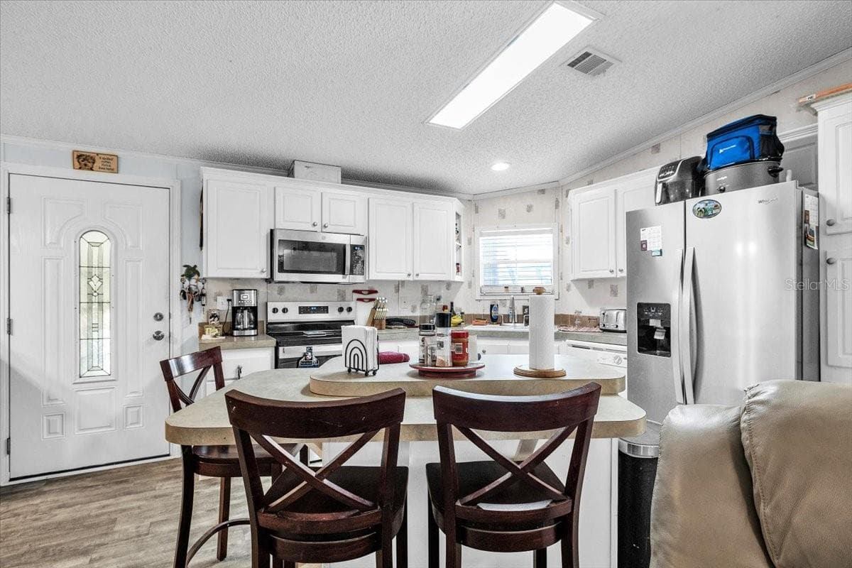 6801 BERNADEAN BOULEVARD — photo 9 of 43