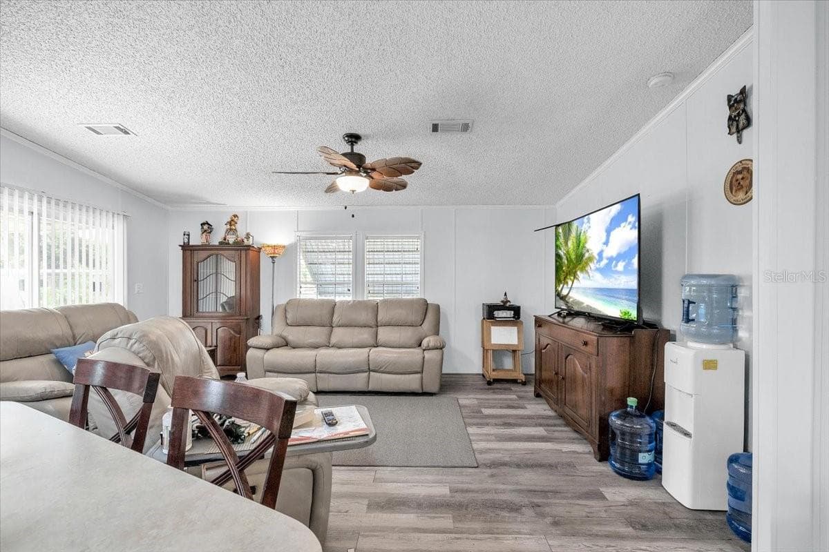 6801 BERNADEAN BOULEVARD — photo 5 of 43