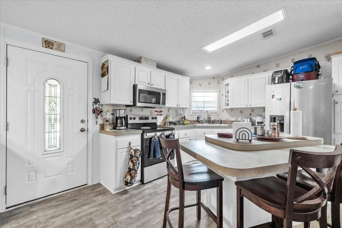6801 BERNADEAN BOULEVARD — photo 4 of 43