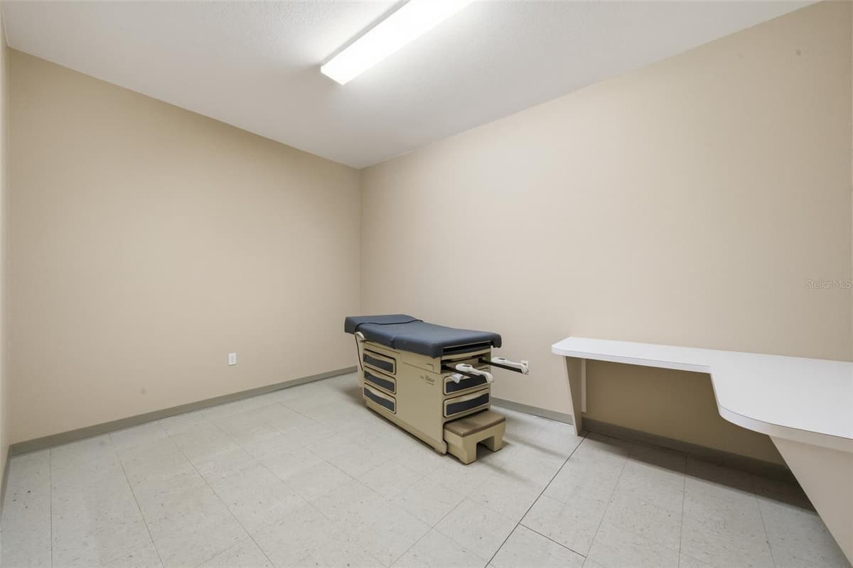 401 INTERLAKE BOULEVARD — photo 14 of 90