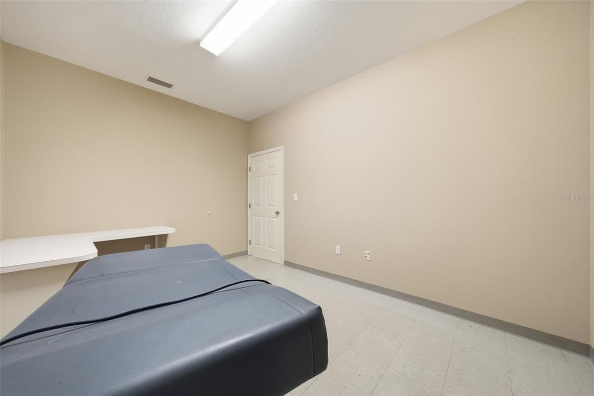 401 INTERLAKE BOULEVARD — photo 15 of 90