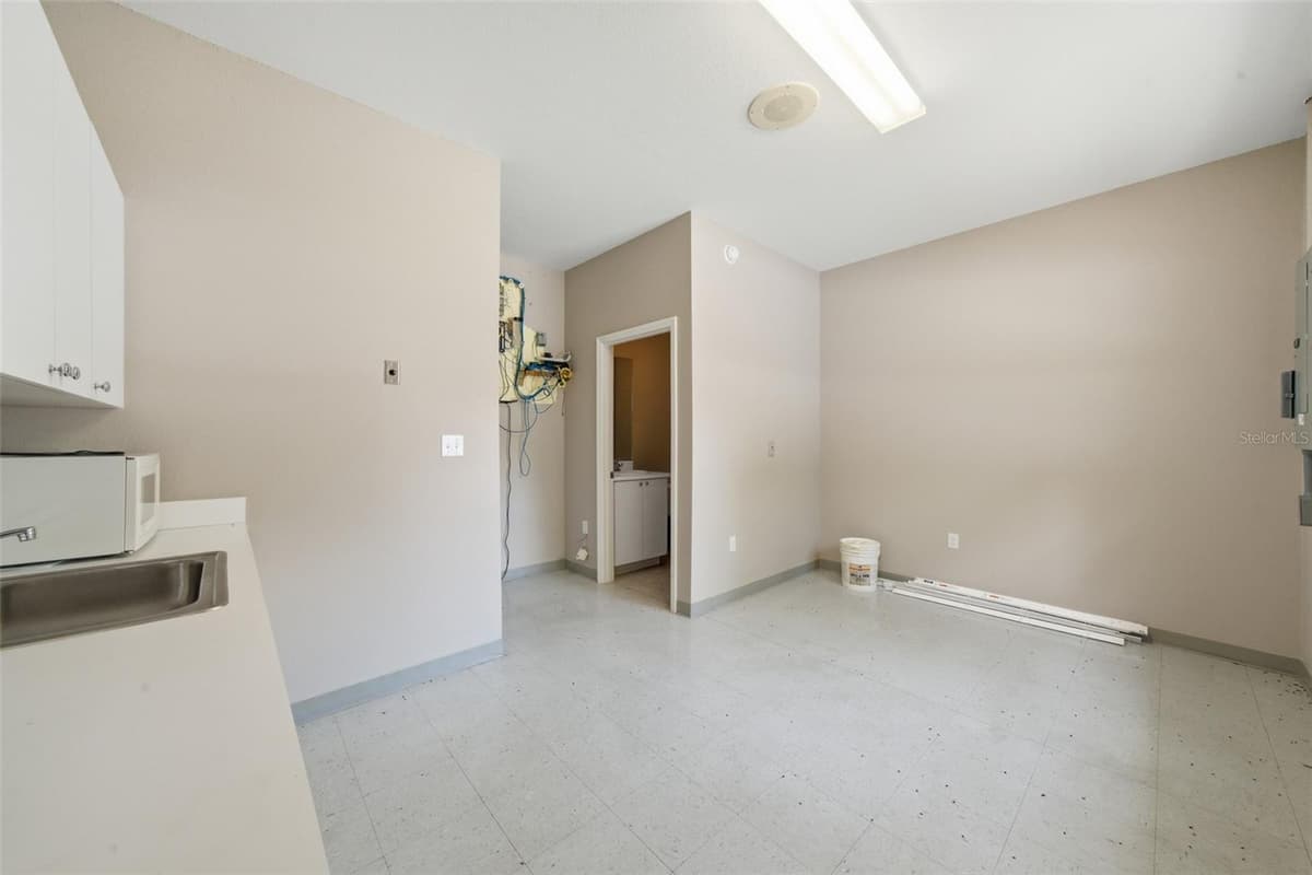 401 INTERLAKE BOULEVARD — photo 18 of 90