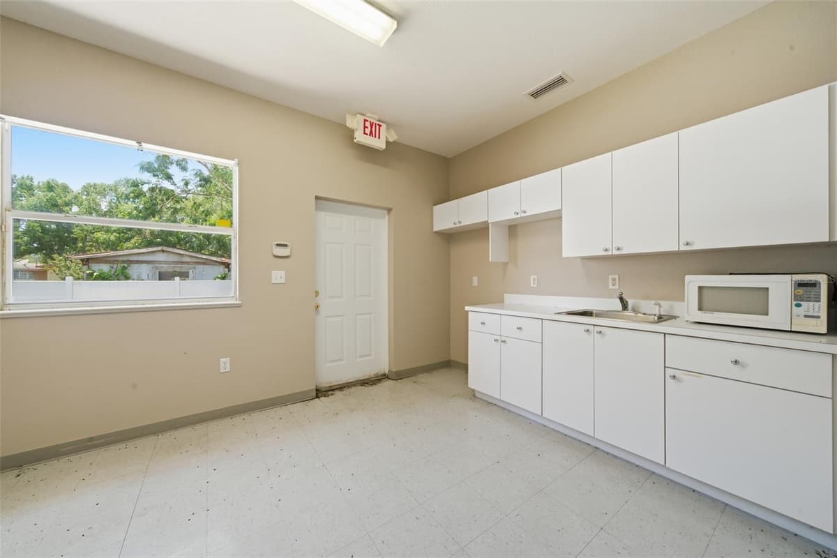 401 INTERLAKE BOULEVARD — photo 17 of 90