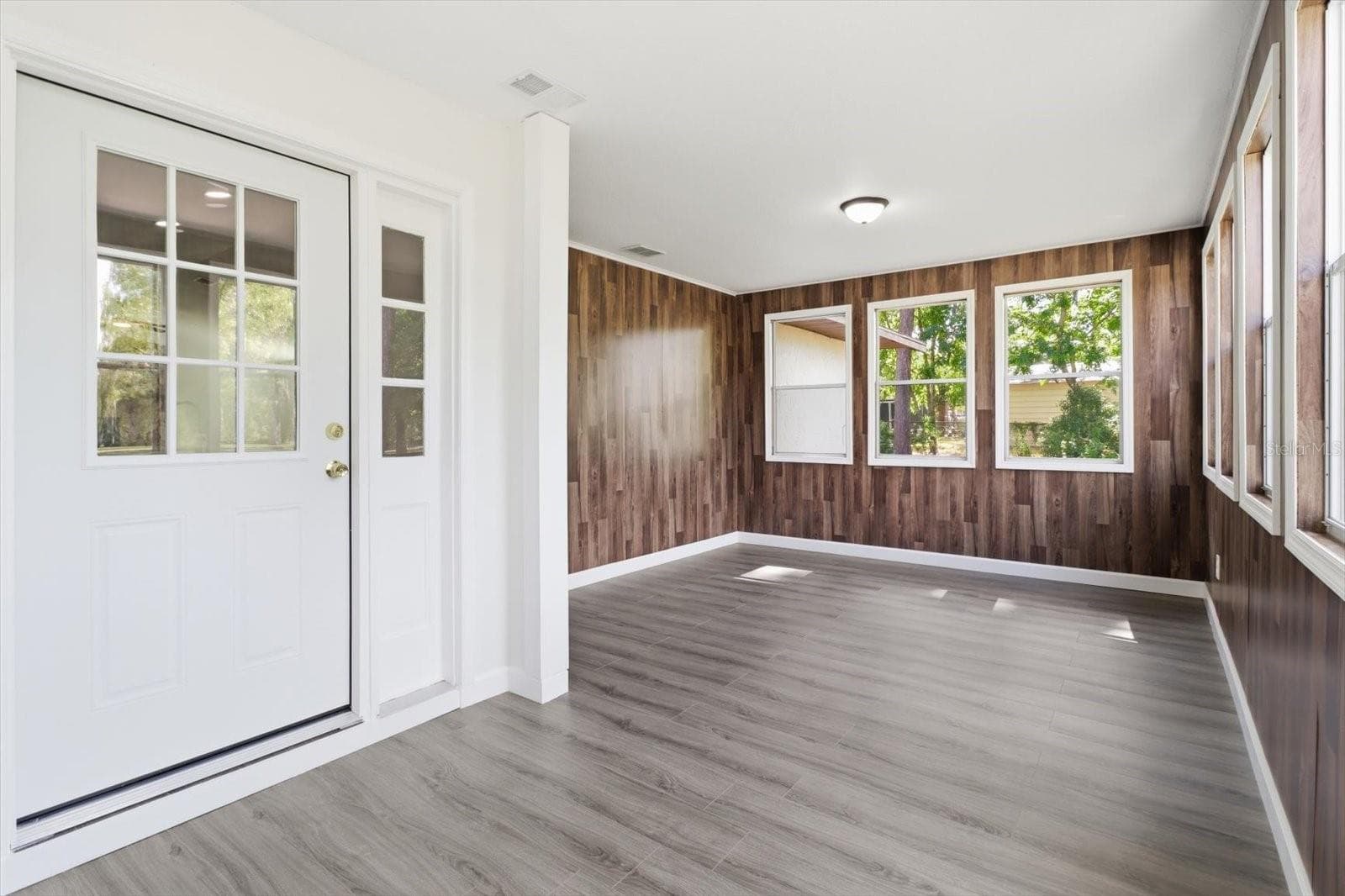 6049 GREEN ACRES STREET — photo 4 of 40