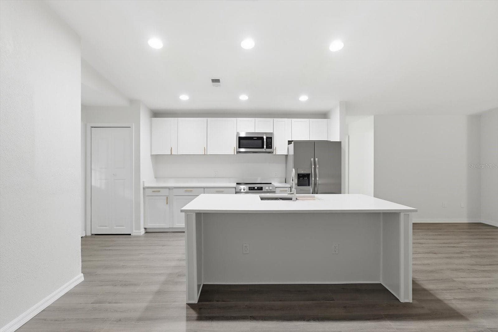 6049 GREEN ACRES STREET — photo 10 of 40