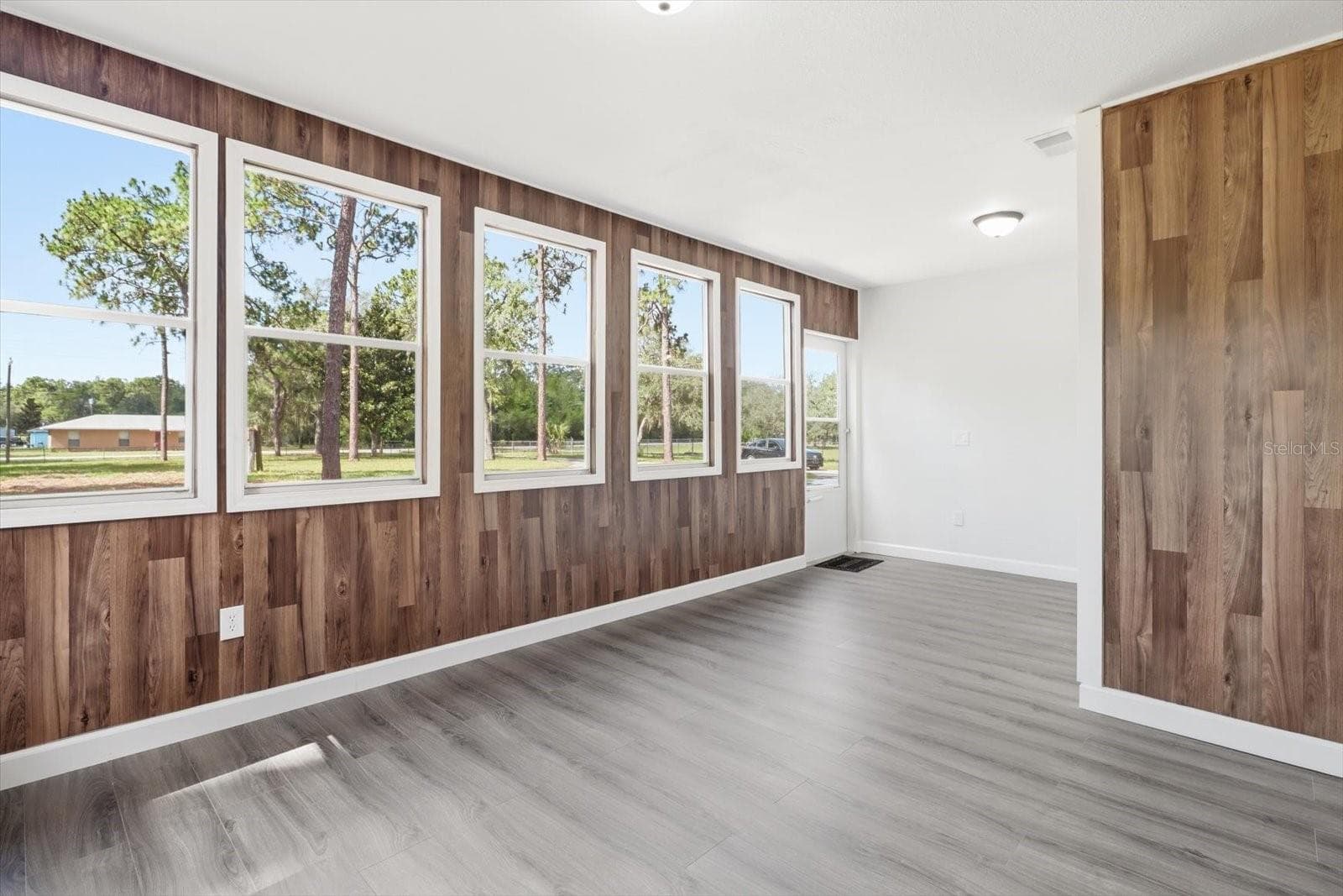 6049 GREEN ACRES STREET — photo 5 of 40