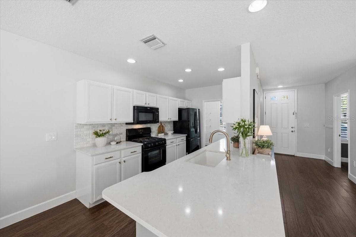 9530 PARK VILLAGE DRIVE — photo 8 of 32