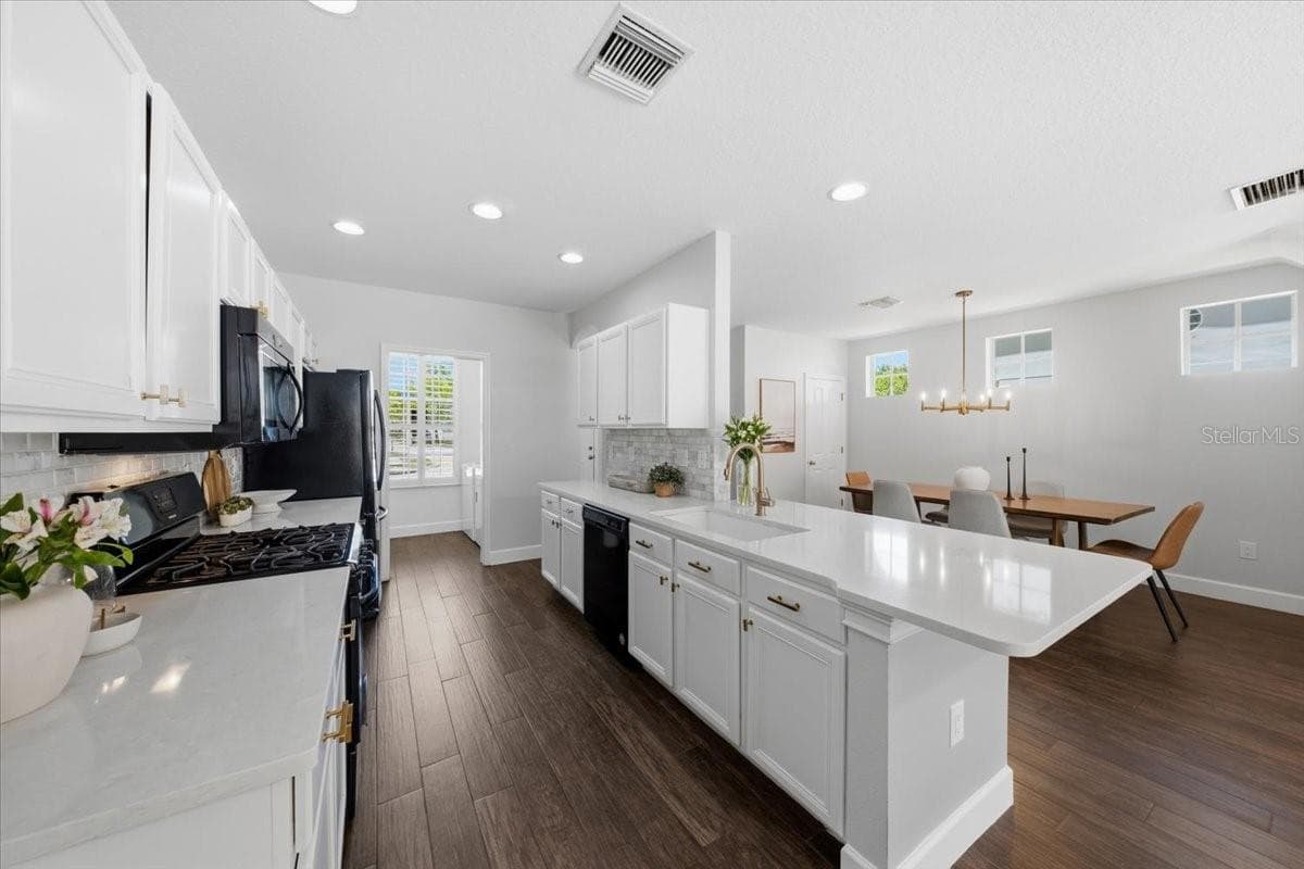 9530 PARK VILLAGE DRIVE — photo 6 of 32
