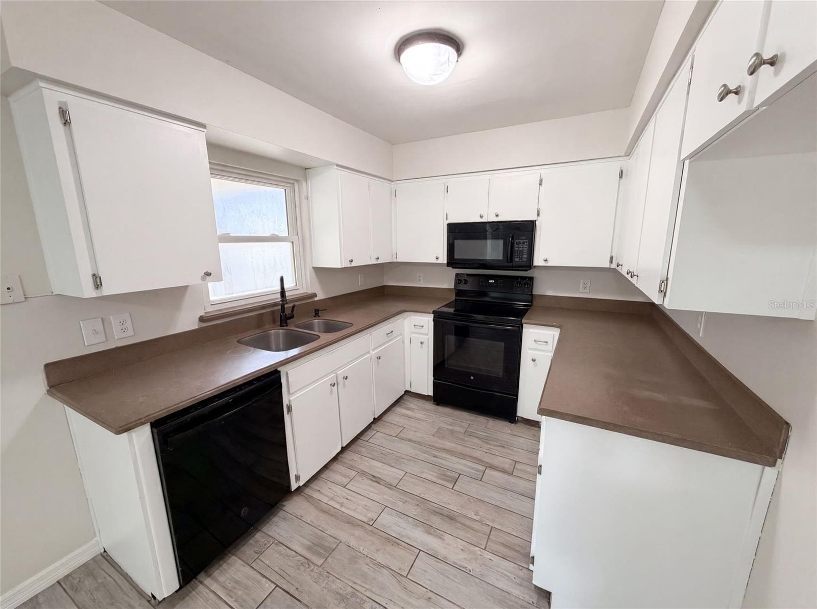 2922 XAVIER COURT — photo 10 of 25