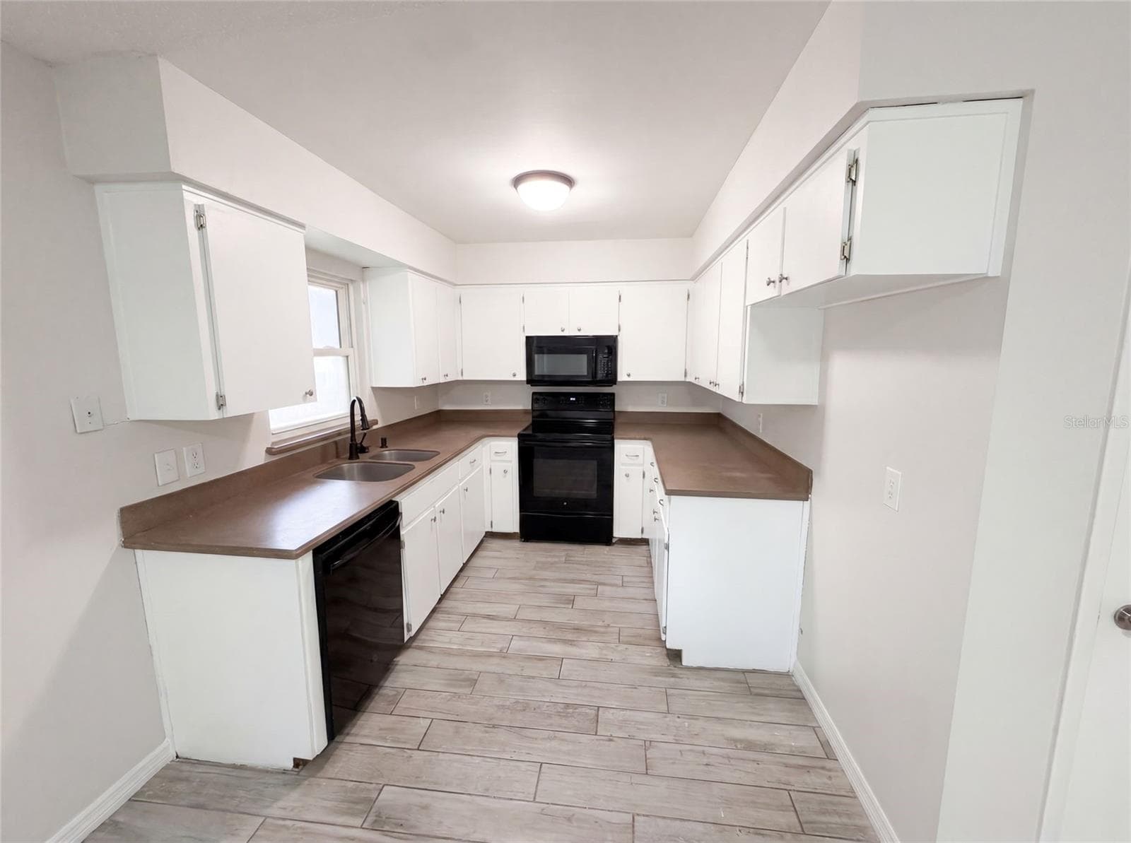 2922 XAVIER COURT — photo 2 of 25