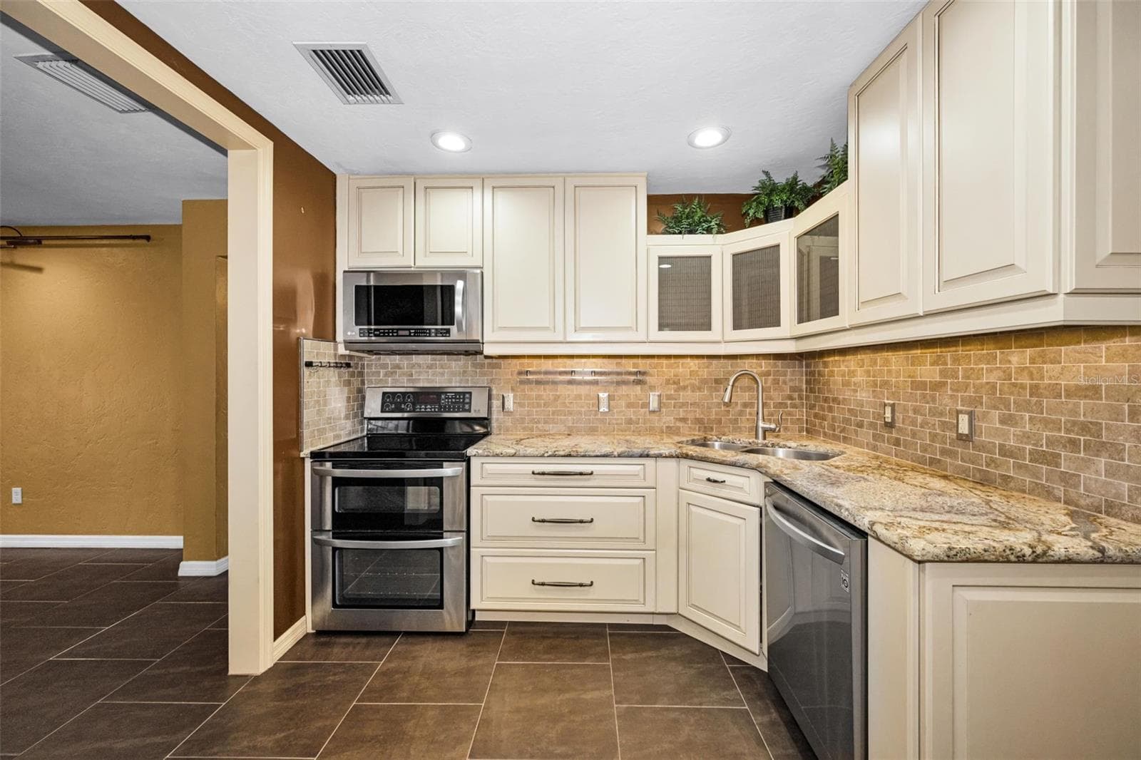 6701 ORCHARD DRIVE — photo 6 of 45