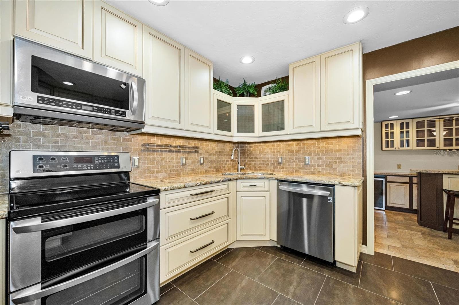 6701 ORCHARD DRIVE — photo 4 of 45