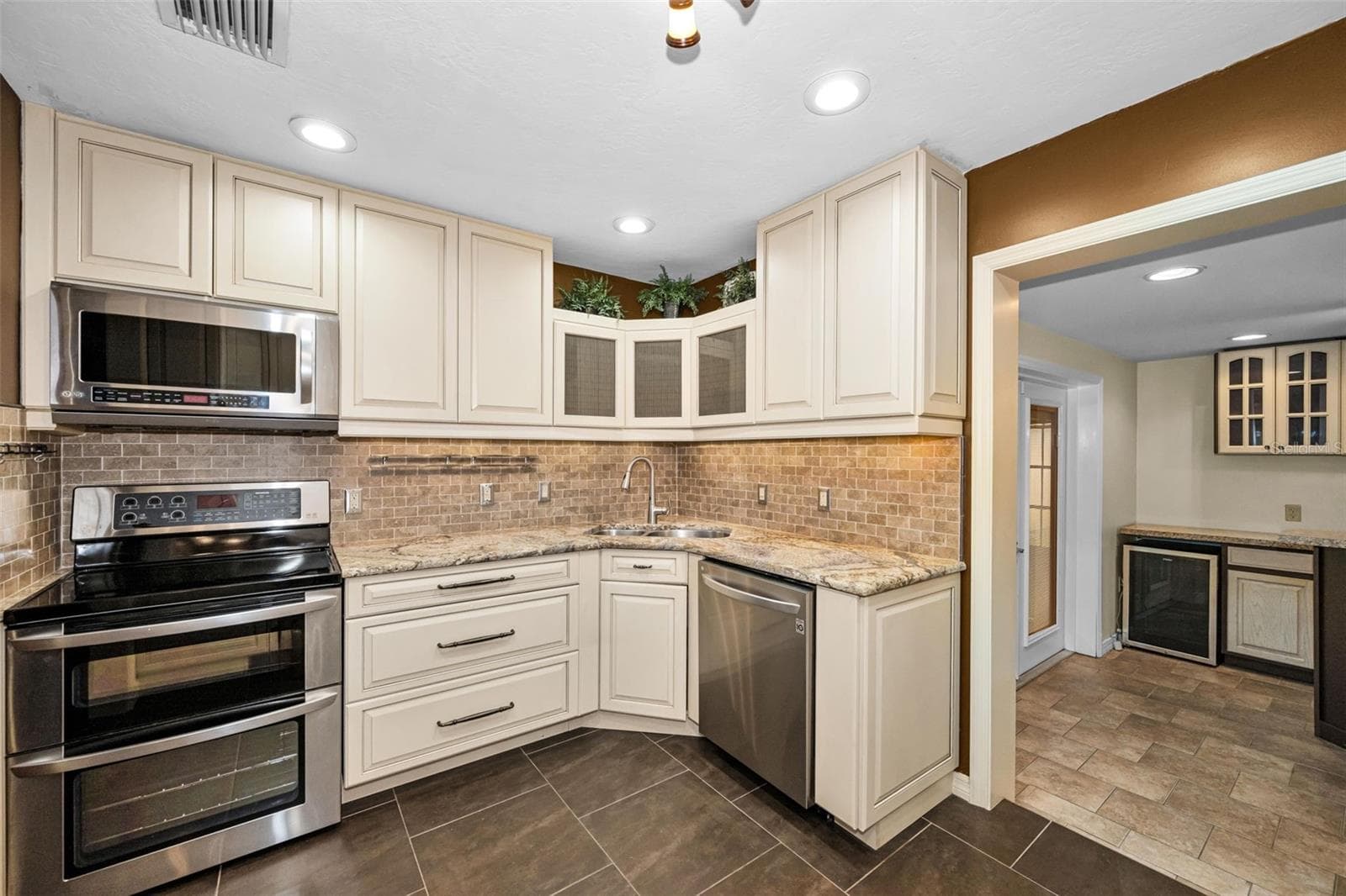 6701 ORCHARD DRIVE — photo 11 of 45