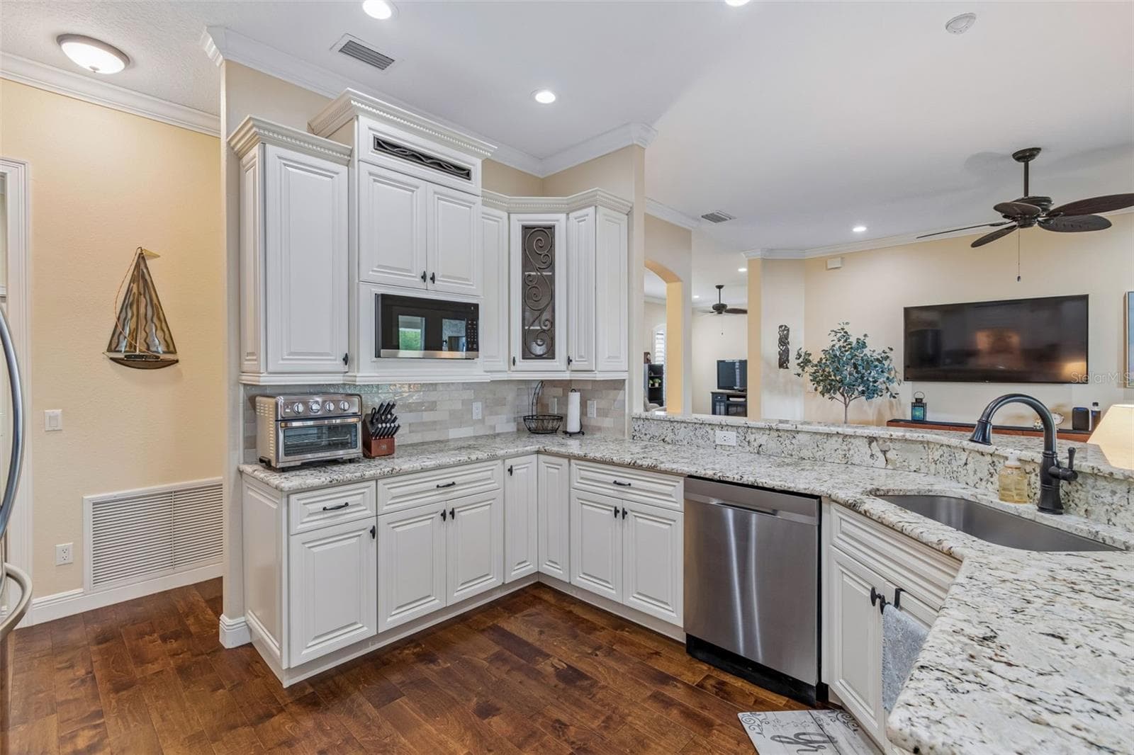 10035 REMINGTON DRIVE — photo 15 of 81