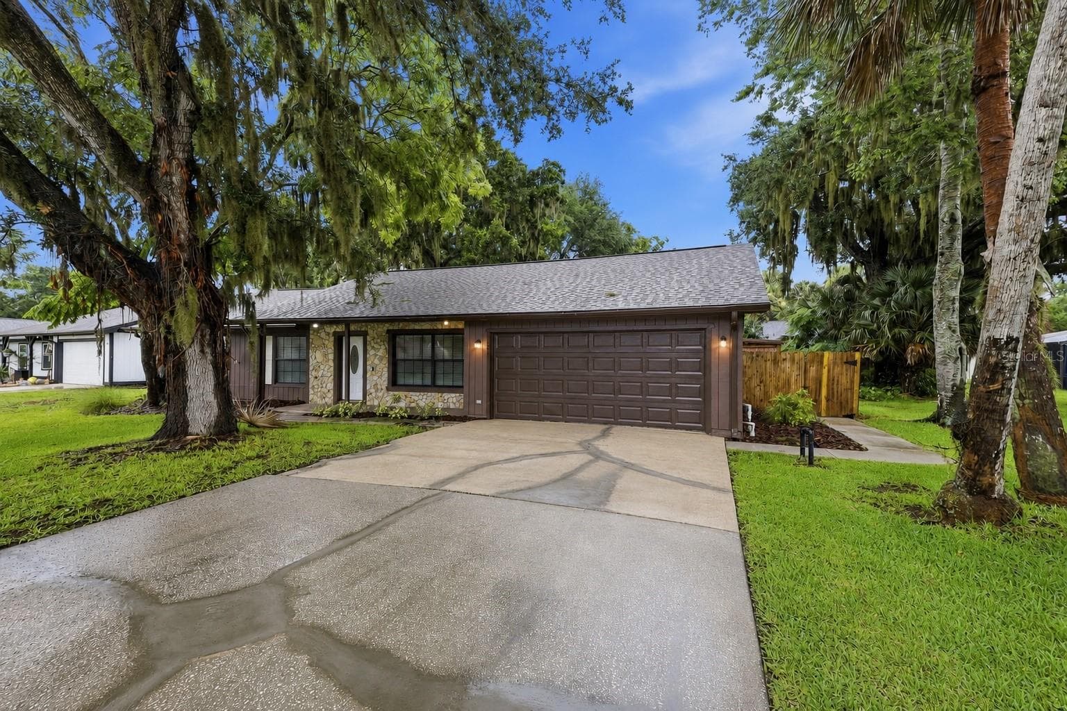 483 SPRUCEVIEW DRIVE — photo 2 of 7
