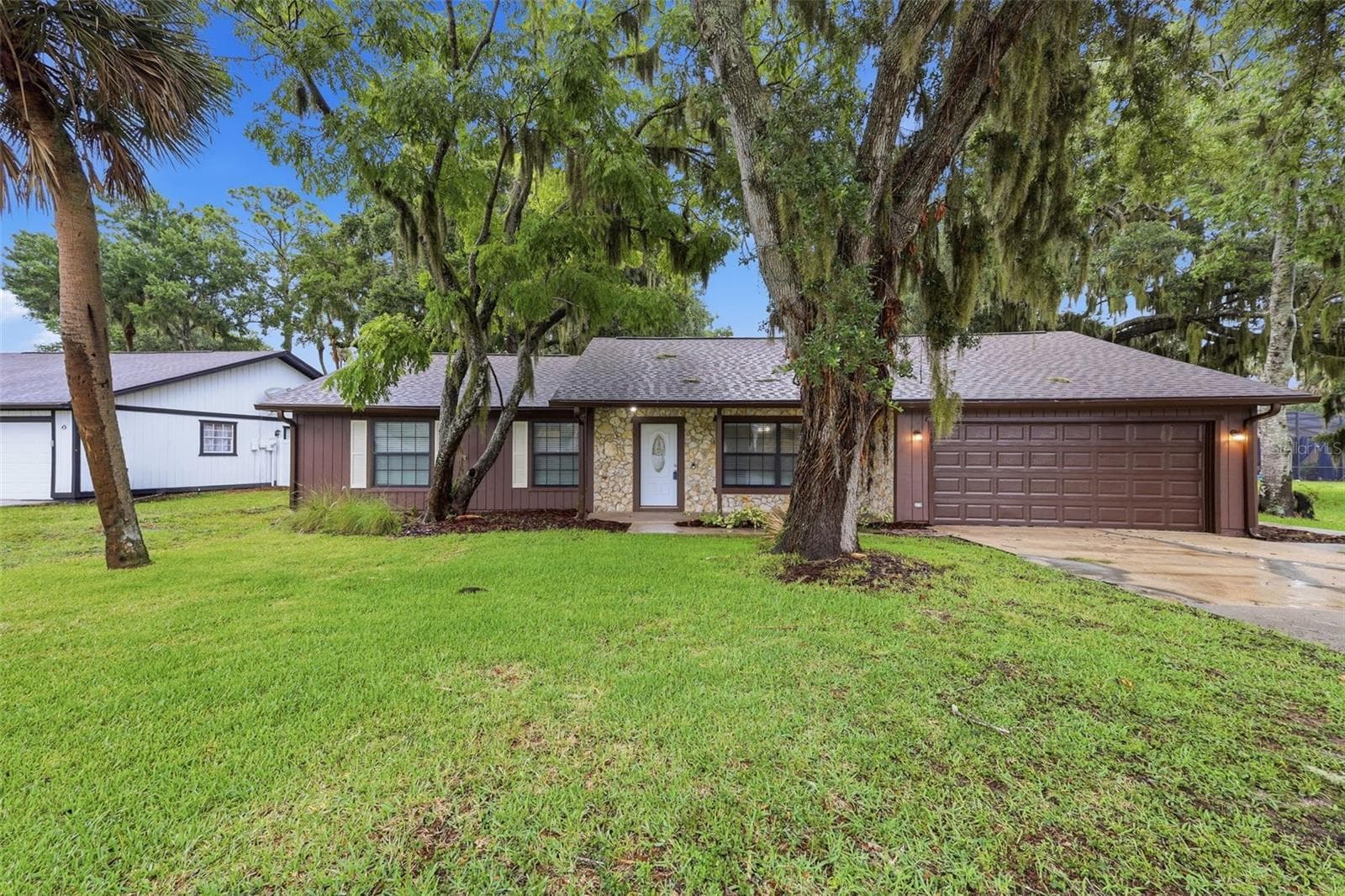 483 SPRUCEVIEW DRIVE — photo 1 of 7