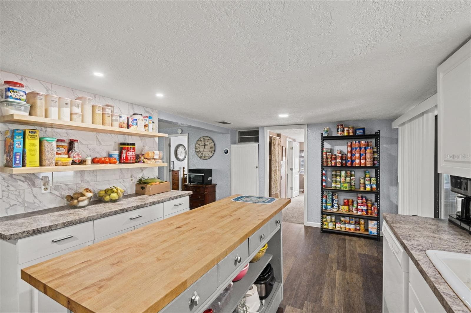 8343 YELLOW PINE AVENUE — photo 8 of 59