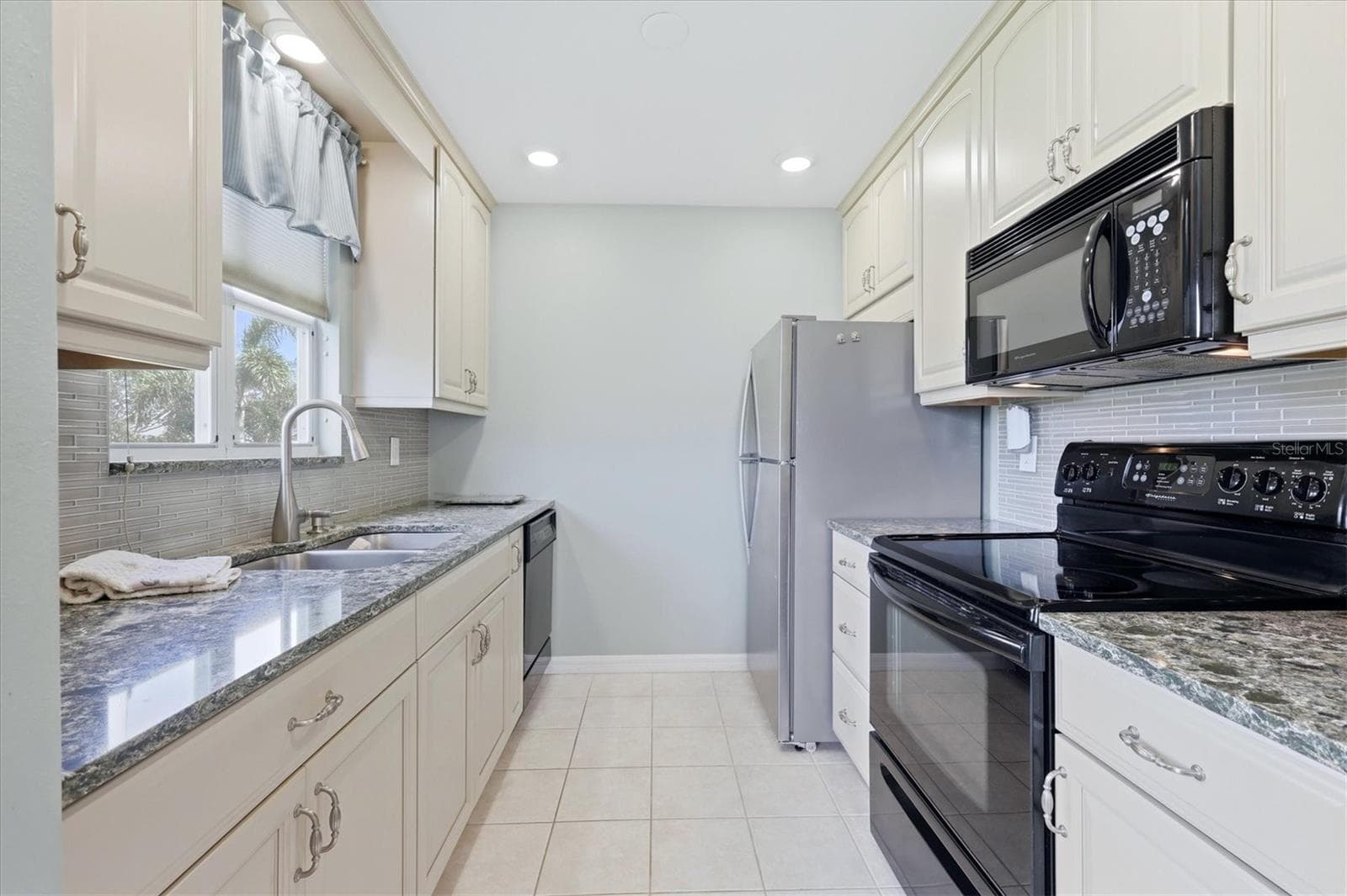 879 AUDUBON DRIVE — photo 17 of 64