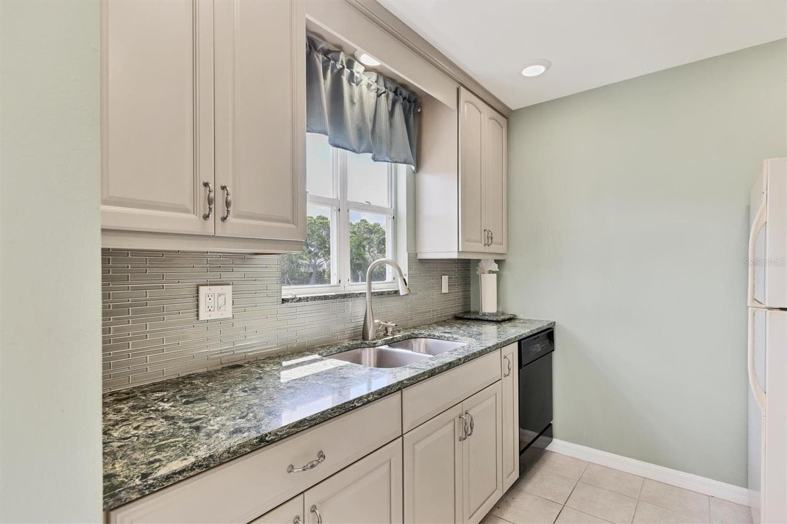 879 AUDUBON DRIVE — photo 16 of 64